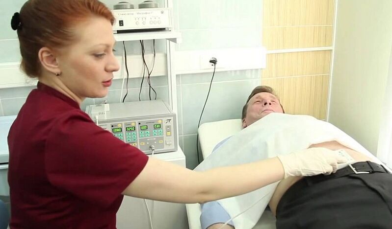 Il medico esamina il paziente per diagnosticare la prostatite